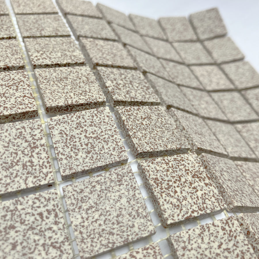 Winckelmans Rouge 210 Mouchetés – tessere di mosaico opache da 20x20 mm su rete