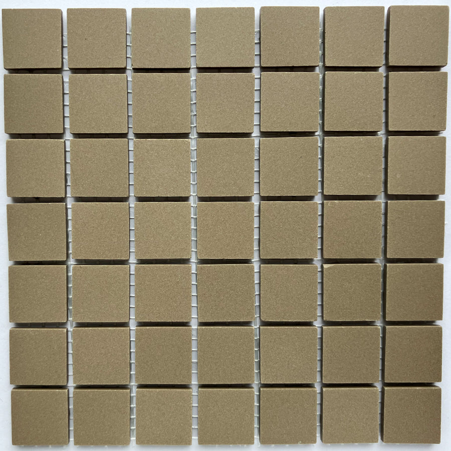 Winckelmans Taupe – tessere di mosaico opache da 20x20 mm su rete
