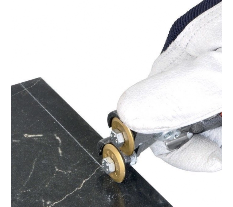 In use: Montolit – Mosaic nippers