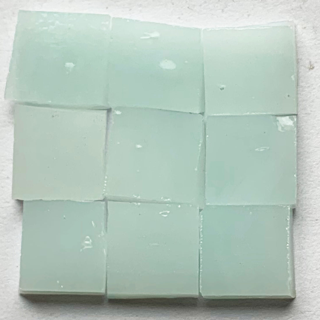 Detalle de Tiffany Glacier Azul hielo con nueve teselas de vidrio