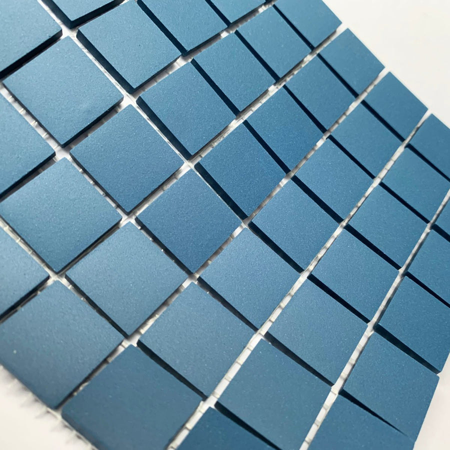 Winckelmans Bleu Nuit – pastilhas de mosaico mates de 20x20 mm sobre rede